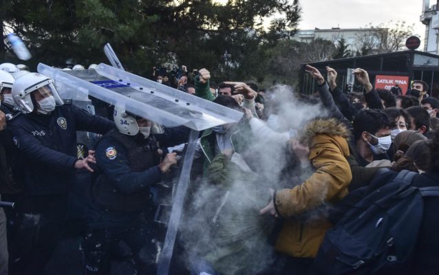 Përleshje mes protestuesve dhe policisë në Turqi