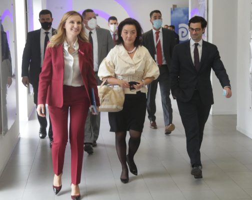 Delegacioni nga Senati Amerikan dhe ambasadorja Yuri Kim mbërrijnë në selinë blu për të takuar Bashën