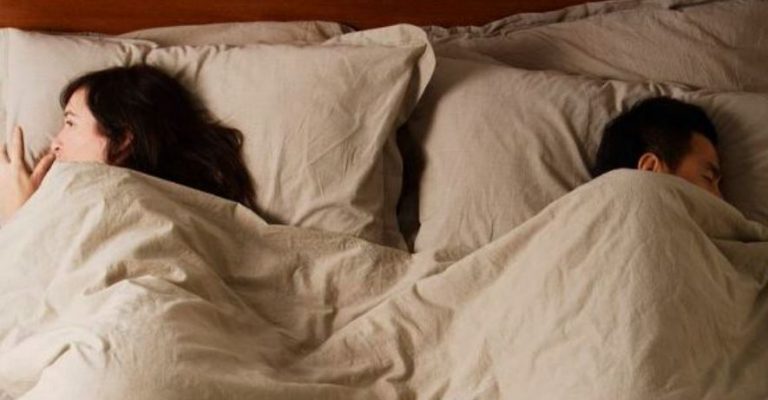 Kush ka nevojë për më shumë gjumë burrat apo gratë?