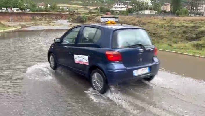 Reshjet e shiut/ Përmbytet rruga mes lagjeve të Bulqizës