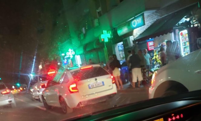 FOTOLAJM/ Makina përfundon brenda në dyqan te ‘Rruga e Dibrës”