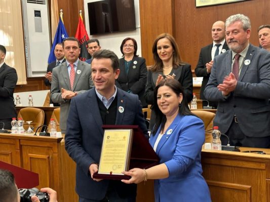 Veliaj shpallet “Qytetar Nderi” i Prizrenit: Kënaqësi të kontribuoj për një qytet që promovon vlera, mirësi dhe kulturë; Vetëm të bashkuar ecim përpara