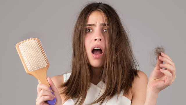 Sipas ekspertes së njohur amerikane këto janë 3 arsyet pse ju bien vazhdimisht flokët