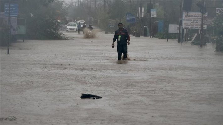 Të paktën 24 të vdekur nga vërshimet dhe rrëshqitja e dheut në Indi