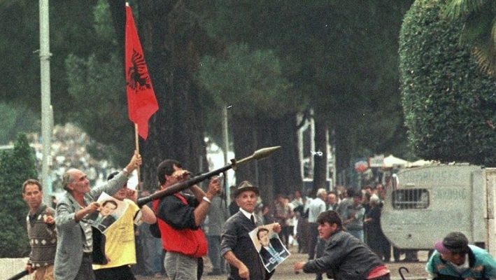 25 vite nga dita kur opozita e drejtuar nga Sali Berisha sulmoi me armë kryeministrinë