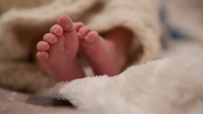 Kaloi në temperaturë të lartë, foshnja shqiptare ndërron jetë në spital në Greqi