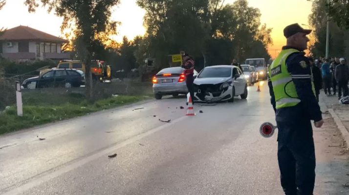 Aksident i trefishtë në Fier, plagosen dy shoferët