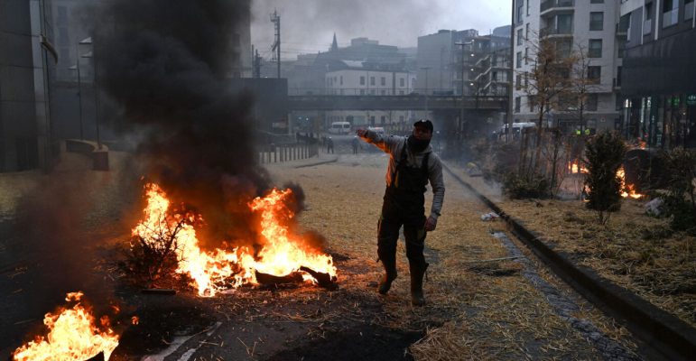 PAMJET/ Përshkallëzohet protesta, fermerët i “vënë flakën” Brukselit