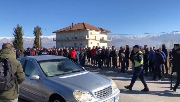 Fermerët e Maliqit protestojnë në aksin Korçë-Pogradec: Na kanë mbetur mollët pa shitur