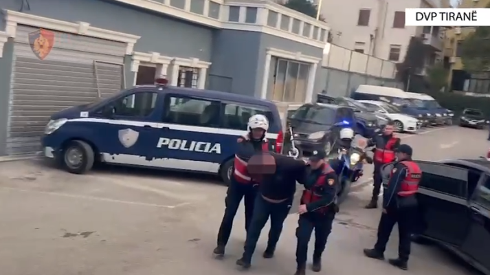 Armë zjarri dhe municion luftarak, arrestohen dy persona në Tiranë