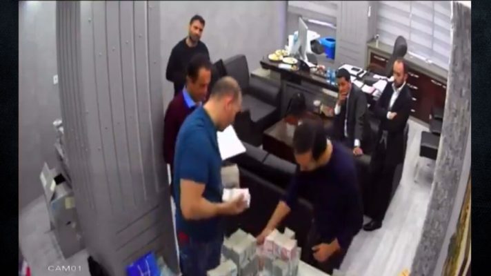 VIDEO/ Skandali në Turqi, figura të opozitës shfaqen duke numëruar dengje parash
