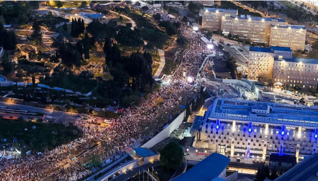 Protesta anti-qeveritare në Izrael, qytetarët kërkojnë marrëveshje armëpushimi