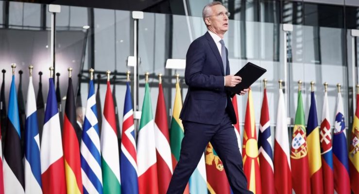 NATO-ja feston përvjetorin e 75-të, por e ndien peshën e moshës