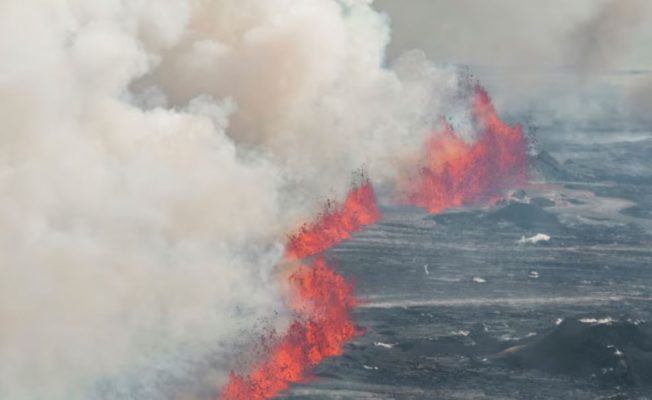Vullkani në Islandë vazhdon të lëshojë lavë dhe tym