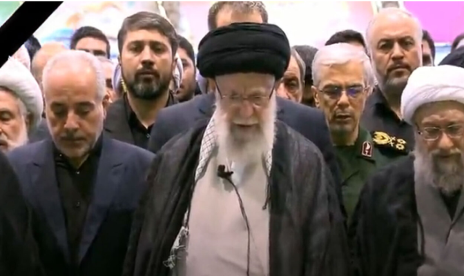 Lideri suprem i Iranit kryeson lutjen e funeralit për presidentin Raisi që vdiq nga rrëzimi i avionit