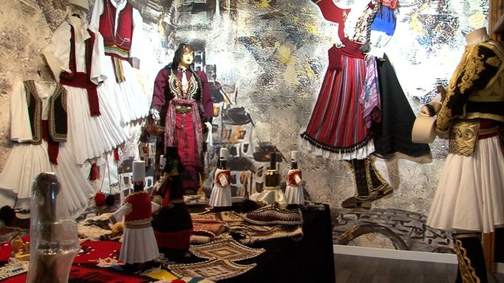Ruajtja me mund e kostumografisë, në Korçë ekspozohen punime origjinale të veshjeve për burra e gra
