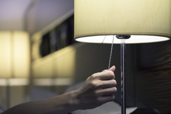 Alarmi i mjekëve: Arsyeja pse duhet t’i fikni dritat natën