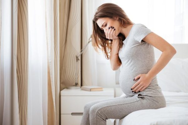 A është e rrezikshme shija metalike në gojë për gratë shtatzënë?