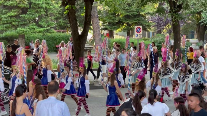 Festivali i karnavaleve në Korçë, turistët i bashkohen paradës që përfundoi tek pazari i vjetër i qytetit