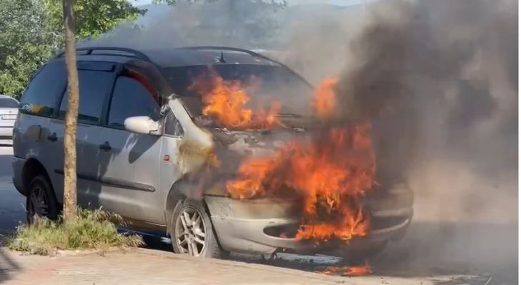 VIDEO/ Makina përfshihet nga flakët në Korçë, shpëton mrekullisht shoferi