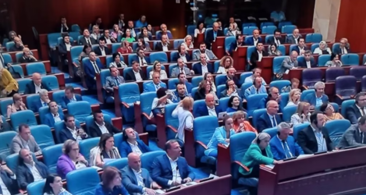 “Fryhet” qeveria e Mickoskit, kabineti i ri në Maqedoninë e Veriut do të ketë 20 ministri