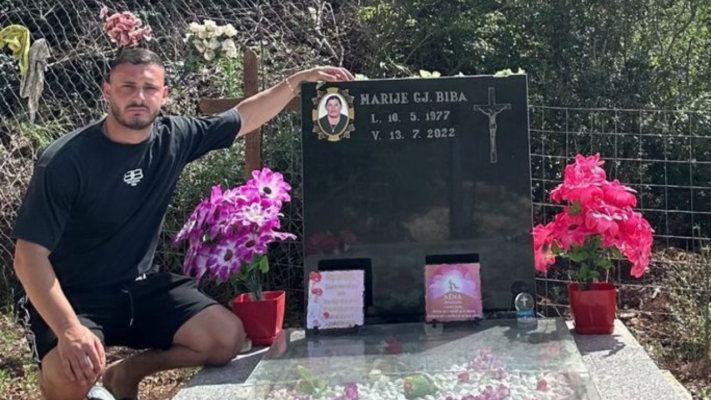 I dedikoi fitoren e Ferma VIP, Dijonis Biba publikon foto nga varri i nënës