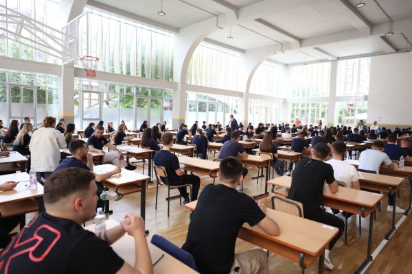 MATURA/ Sot provimi i dytë, 28 mijë maturantë testojnë njohuritë në Gjuhë Shqipe dhe Letërsi