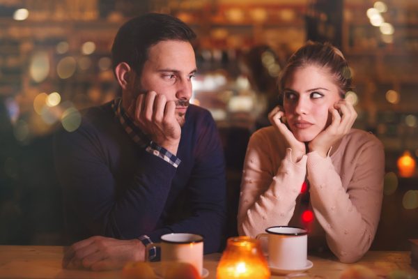 Mos dilni në takime romantike pas divorcit, derisa të mund t’i përgjigjeni këtyre 7 pyetjeve
