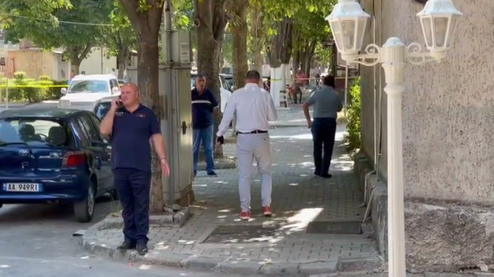 Të shtëna me armë në Korçë, një person terrorizon lagjen dhe kyçet në shtëpi! Policia negociata që të dorëzohet