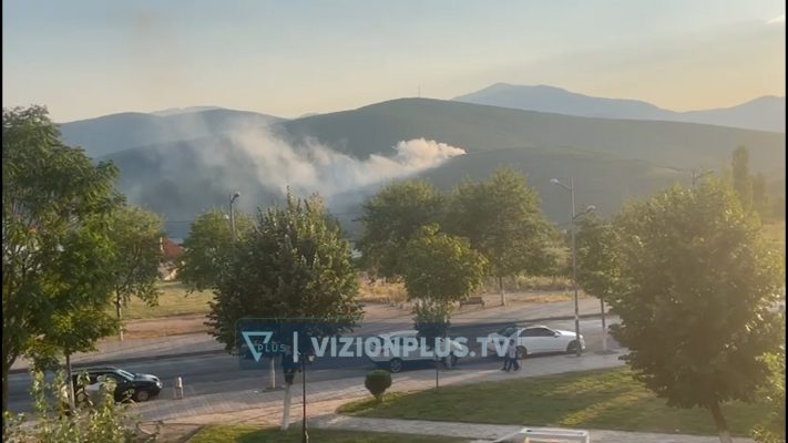 I vihet zjarri vendgrumbullit të mbetjeve në Kukës, qyteti mbulohet nga tymi